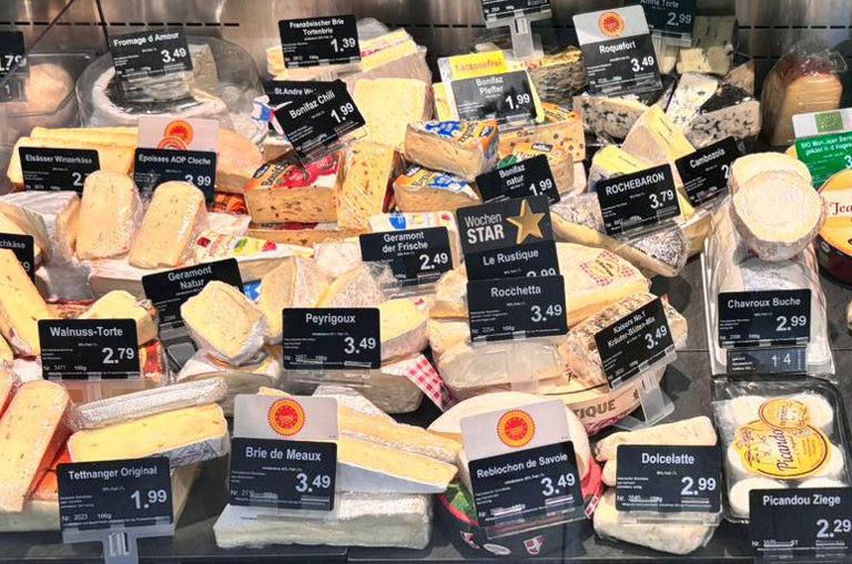 An der Käsetheke warten Käse aus Deutschland, Europa und aller Welt