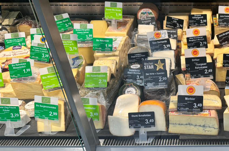 An der Käsetheke warten Käse aus Deutschland, Europa und aller Welt