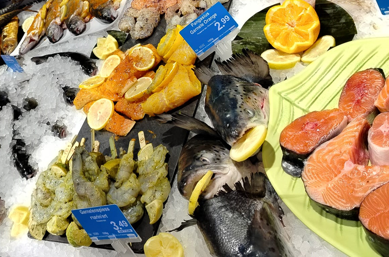 Auch frische Fischspezialitäten sind an den Frischetheken bei EDEKA Deckenbach erhältlich