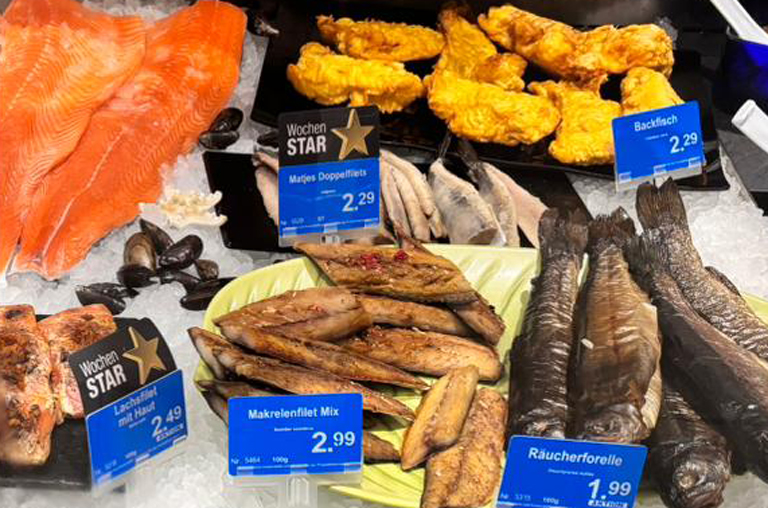 Auch frische Fischspezialitäten sind an den Frischetheken bei EDEKA Deckenbach erhältlich