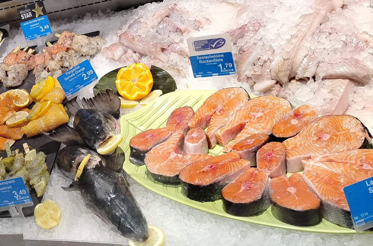 Auch frische Fischspezialitäten sind an den Frischetheken bei EDEKA Deckenbach erhältlich