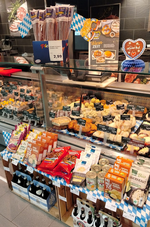 Die Frischtheken bei EDEKA Deckenbach bieten auch zahlreiche Spezialitäten aus Eigenhertsellung