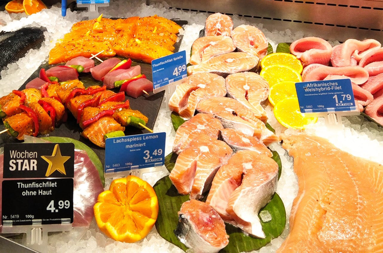 Auch frische Fischspezialitäten sind an den Frischetheken bei EDEKA Deckenbach erhältlich