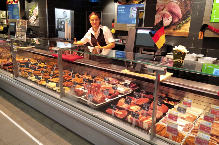 Abteilungsleiterin Sabine Eckardt verspricht kompetente Beratung und besten Service an ihrer Frischetheke in Gau-Bischofsheim