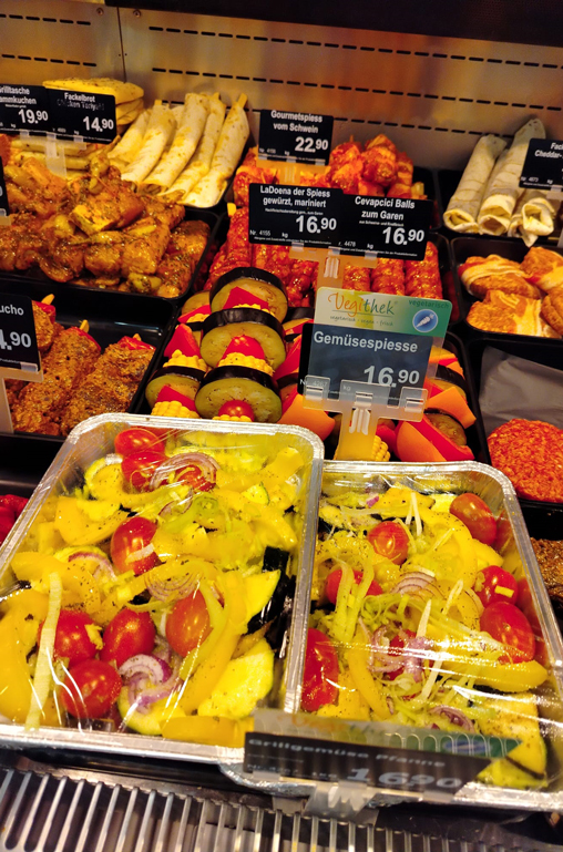 Die Frischtheken bei EDEKA Deckenbach bieten auch zahlreiche Spezialitäten aus Eigenhertsellung