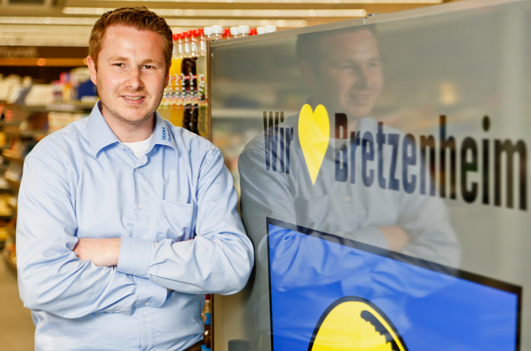 Märkteinhaber Klaus Deckenbach dankt allen Kunden sowie seinen zahlreichen Mitarbeitern für ihre Treue und ihren Einsatz im Jahr 2024 und wünscht allen einen genussvollen und entspannten Jahreswechsel