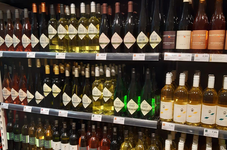 Zahlreiche edle Weine aus der Region stehen in den EDEKA-Deckenbach-Märkten zum Kauf bereit