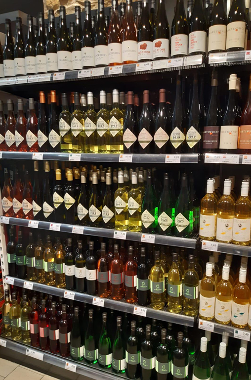 Zahlreiche edle Weine aus der Region stehen in den EDEKA-Deckenbach-Märkten zum Kauf bereit