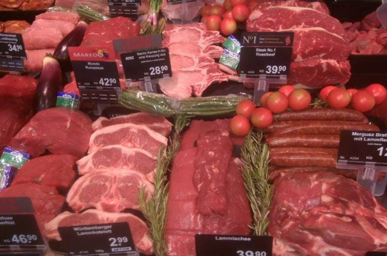 In den EDEKA-Deckenbach-Märkten in Mainz warten an der Frischetheke zahlreiche Leckerbissen für genussvolle Feiertage