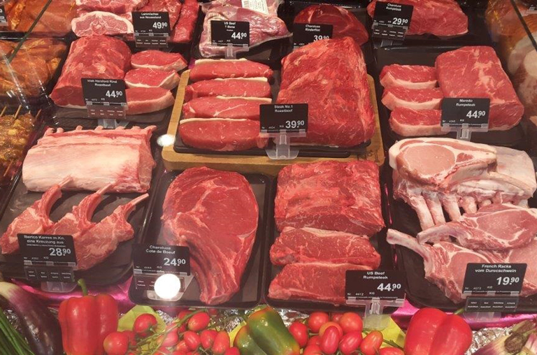 In den EDEKA-Deckenbach-Märkten in Mainz warten an der Frischetheke zahlreiche Leckerbissen für genussvolle Feiertage