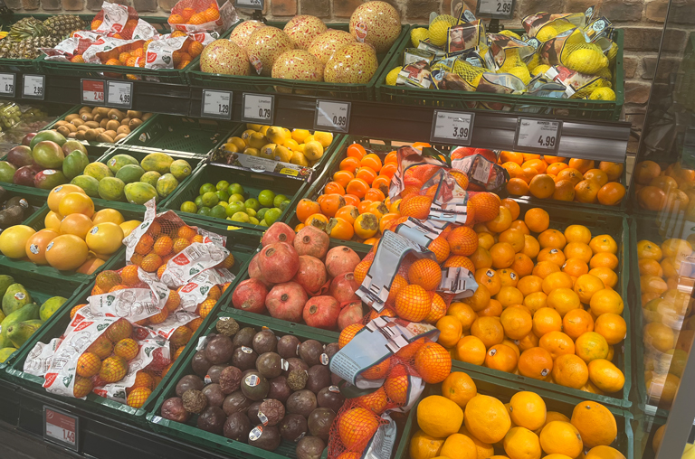 Bei EDEKA Deckenbach warten gesunde Zitrusfrüchte in allen Formen und Farben auf die Kunden