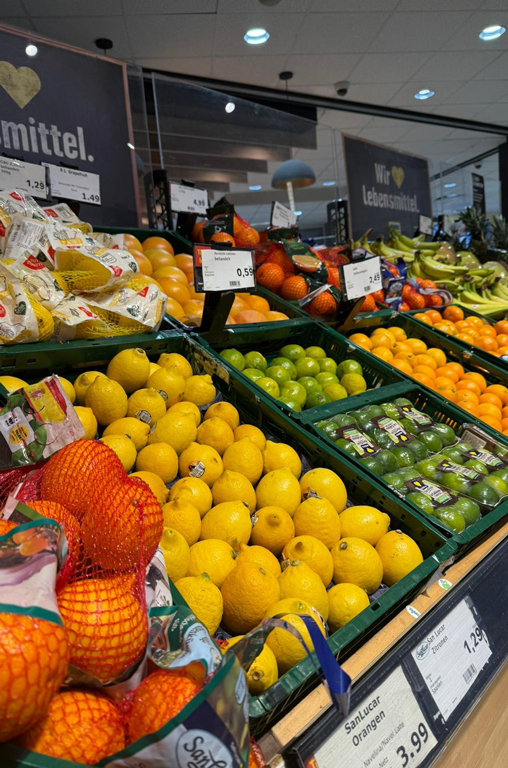 Bei EDEKA Deckenbach warten gesunde Zitrusfrüchte in allen Formen und Farben auf die Kunden
