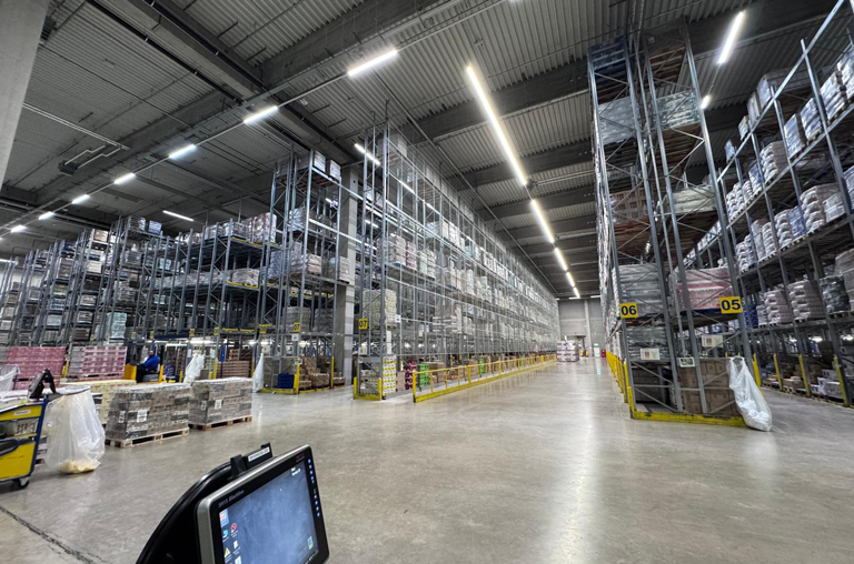 Beim Besuch des EDEKA-Südwest-Zentrallagers in Heddesheim bekamen die Mitarbeitenden von EDEKA Deckenbach in Mainz wertvolle Einblicke in die Abläufen am großen Logistikstandort