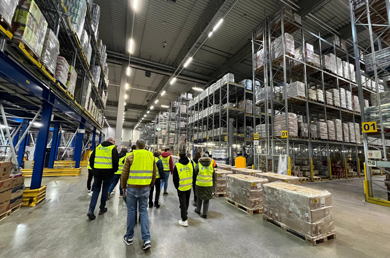 Beim Besuch des EDEKA-Südwest-Zentrallagers in Heddesheim bekamen die Mitarbeitenden von EDEKA Deckenbach in Mainz wertvolle Einblicke in die Abläufen am großen Logistikstandort