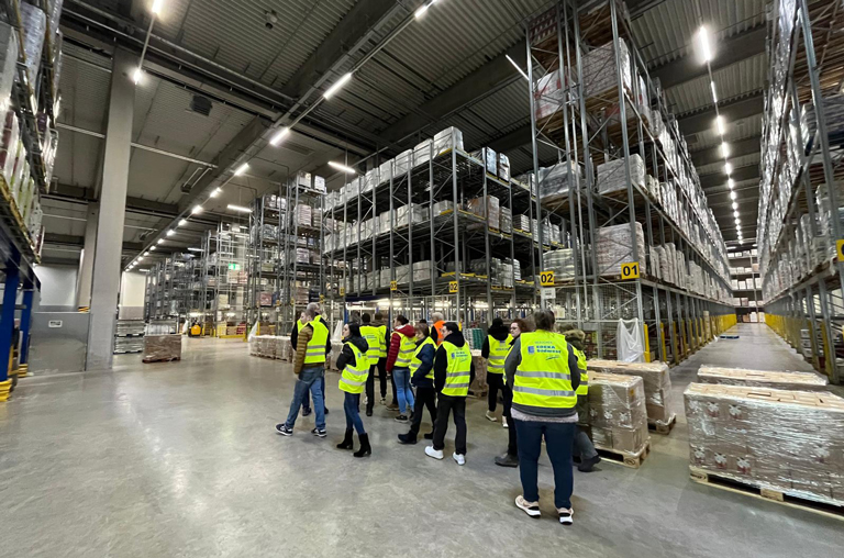 Beim Besuch des EDEKA-Südwest-Zentrallagers in Heddesheim bekamen die Mitarbeitenden von EDEKA Deckenbach in Mainz wertvolle Einblicke in die Abläufen am großen Logistikstandort