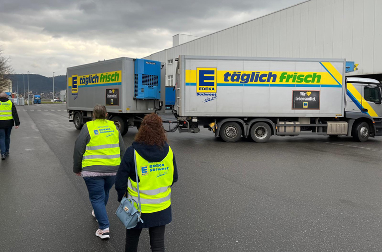 Beim Besuch im EDEKA-Zentrallager Südwest in Heddesheim bekamen die Mitarbeitenden von EDEKA Deckenbach in Mainz wertvolle Einblicke in die Abläufen am großen Logistikstandort