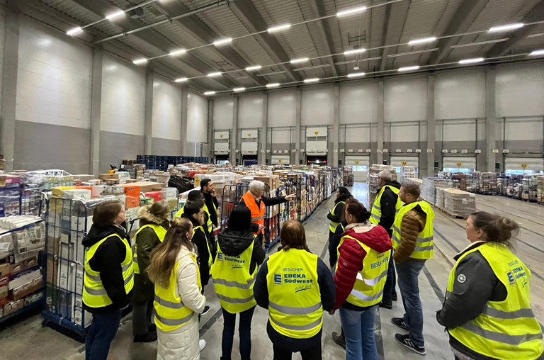 Beim Besuch im EDEKA-Zentrallager Südwest in Heddesheim bekamen die Mitarbeitenden von EDEKA Deckenbach in Mainz wertvolle Einblicke in die Abläufen am großen Logistikstandort