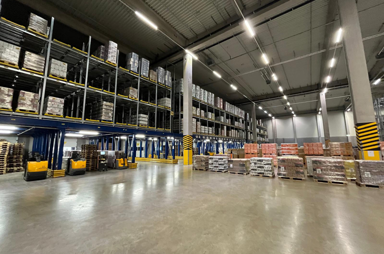 Beim Besuch im EDEKA-Zentrallager Südwest in Heddesheim bekamen die Mitarbeitenden von EDEKA Deckenbach in Mainz wertvolle Einblicke in die Abläufen am großen Logistikstandort