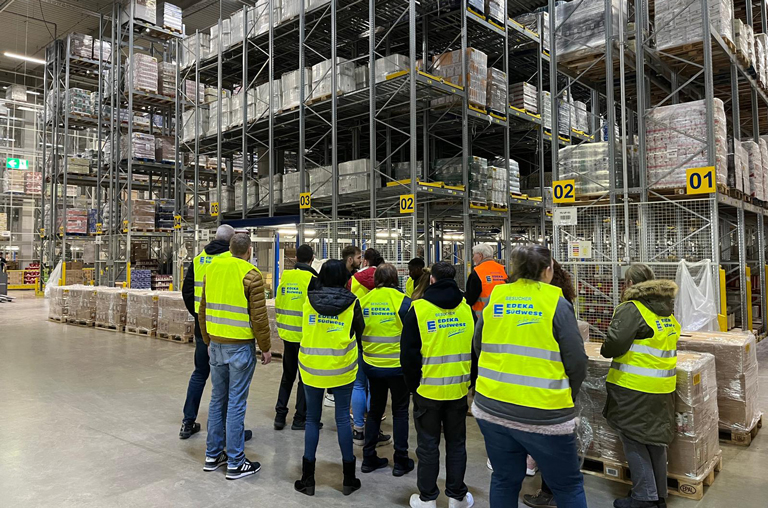 Beim Besuch im EDEKA-Zentrallager Südwest in Heddesheim bekamen die Mitarbeitenden von EDEKA Deckenbach in Mainz wertvolle Einblicke in die Abläufen am großen Logistikstandort