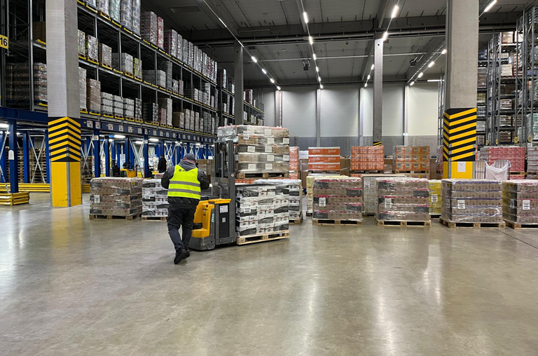 Beim Besuch des EDEKA-Südwest-Zentrallagers in Heddesheim bekamen die Mitarbeitenden von EDEKA Deckenbach in Mainz wertvolle Einblicke in die Abläufen am großen Logistikstandort