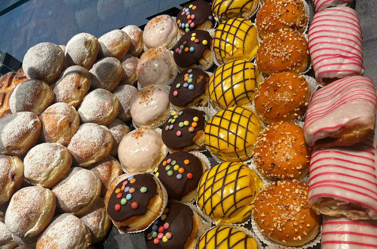 Kreppel in der Fastnacht Auslage der Markt-Bäckerei von EDEKA Deckenbach in Mainz