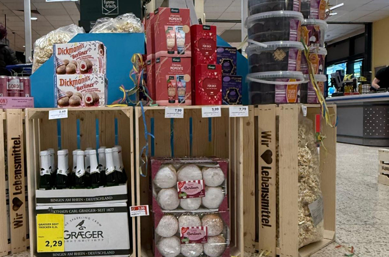 Fastnacht Aufbau bei EDEKA Deckenbach in Mainz