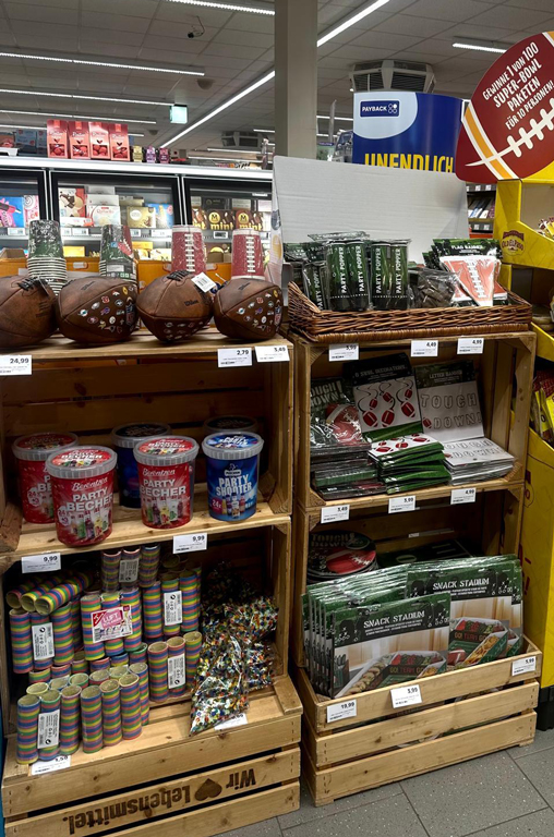 Aufbau mit Spezialitäten für die heimische Super-Bowl-Party