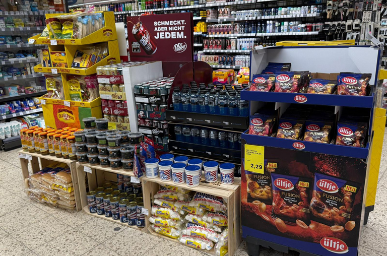 Aufbau mit Spezialitäten für die heimische Super-Bowl-Party