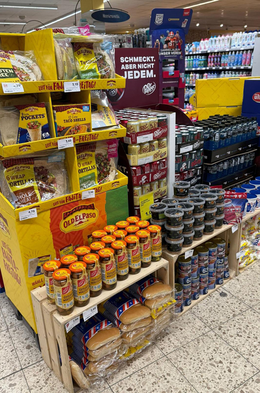 Aufbau mit Spezialitäten für die heimische Super-Bowl-Party