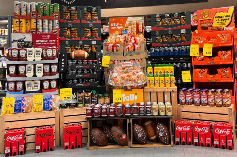 Aufbau mit Spezialitäten für die heimische Super-Bowl-Party