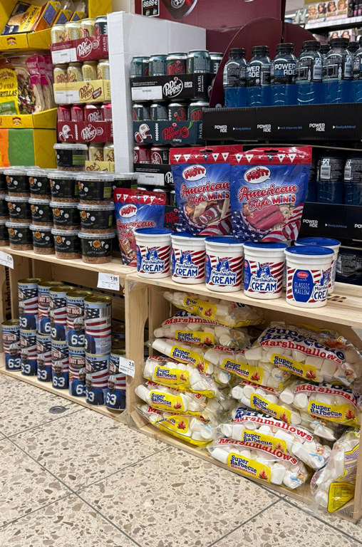 Aufbau mit Spezialitäten für die heimische Super-Bowl-Party