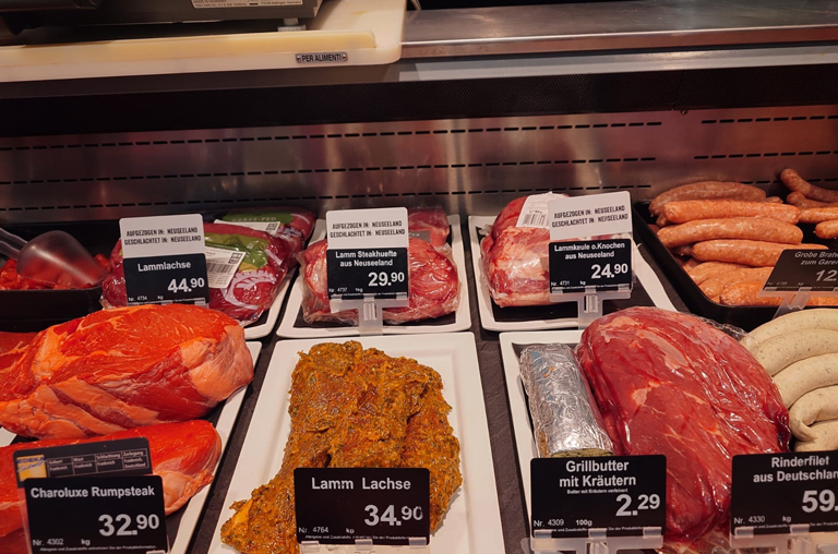 Lammspezialitäten in der Auslage von EDEKA Deckenbach