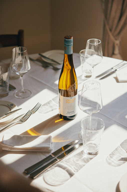 Eine Flasche vom Kruger-Rumpf Quarzit Riesling ©peterbender