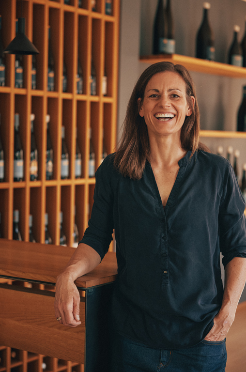 Cornelia Rumpf im Weinverkaufsladen vom Weingut Kruger-Rumpf ©peterbender