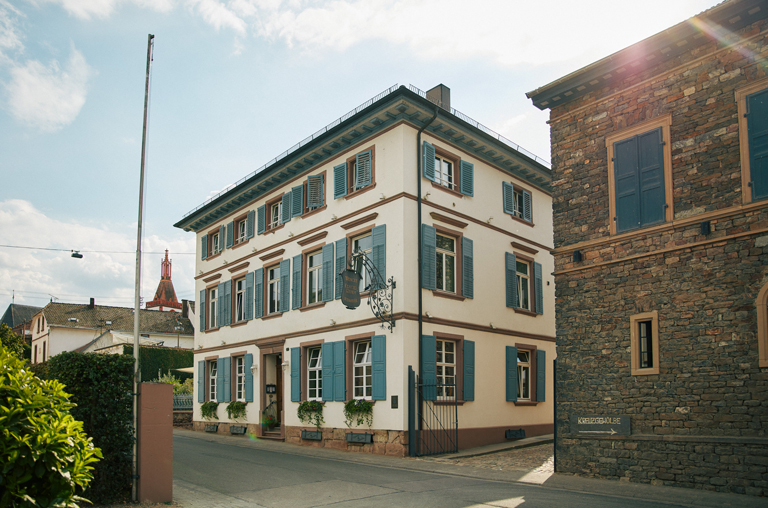 Der traditionsreiche Vierseitenhof vom Weingut Kruger-Rumpf ©peterbender