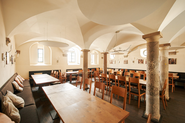 Ein Blick in den Gastraum der gutseigenen Weinstube vom Weingut Kruger-Rumpf ©peterbender