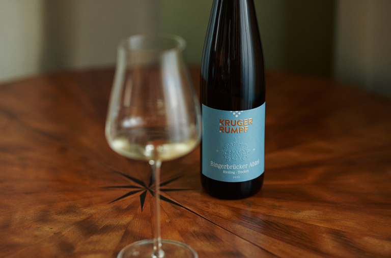Eine Flasche vom Kruger-Rumpf Bingerbrücker Abtei Riesling ©peterbender