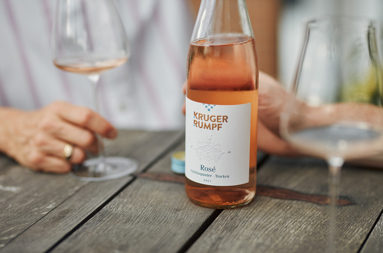 Eine Flasche vom Kruger-Rumpf Spätburgunder Rosé trocken ©peterbender