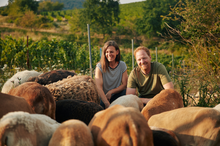 Georg und Cornelia Rumpf inmitten ihrer Schafherde ©peterbender