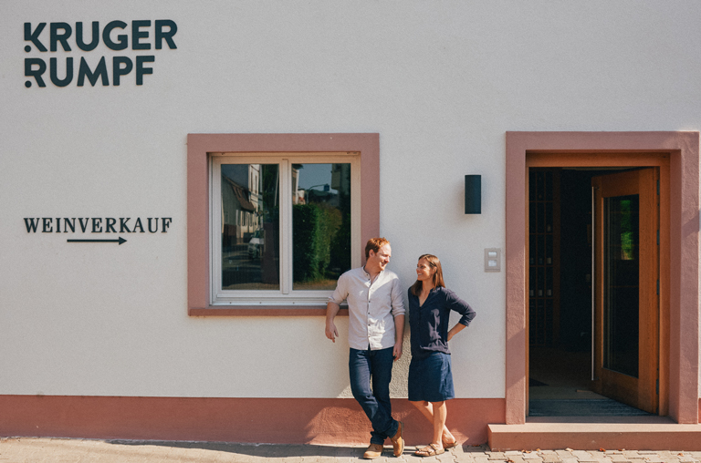 Georg und Cornelia Rumpf vor dem Kruger-Rumpf-Gebäude ©peterbender