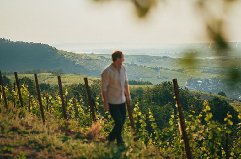 Georg Rumpf spaziert durch die Weinlagen ©peterbender