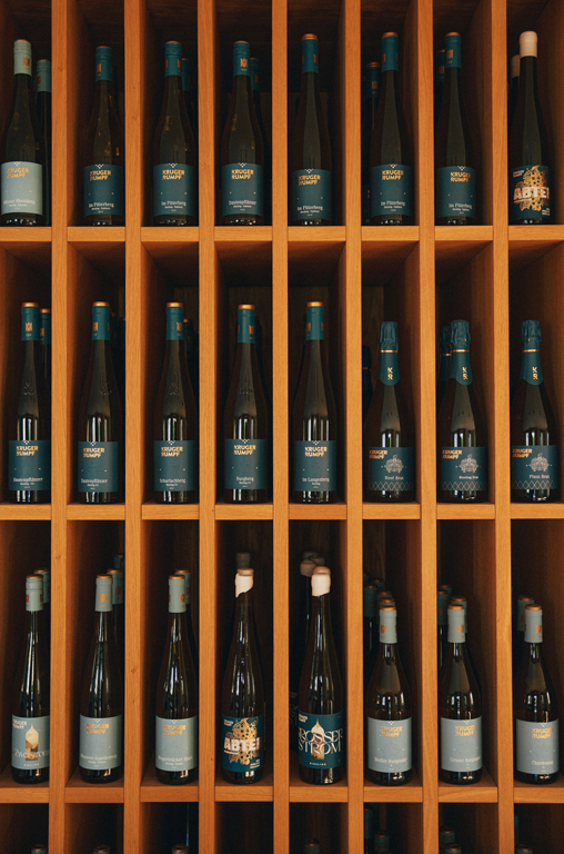 Das Weinregal im gutseigenen Weinverkaufsgeschäft