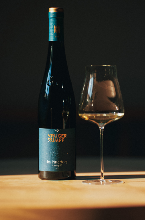 Eine Flasche vom Kruger-Rumpf VDP.GROSSES GEWÄCHS® „Im Pitterberg“ ©peterbender