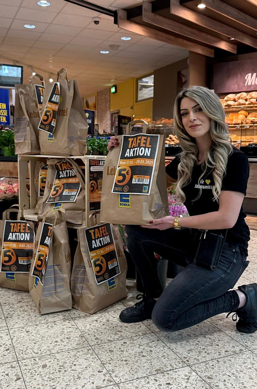 Die Tafeltüten mit haltbaren Lebensmitteln oder Drogerieprodukten können von den Kunden für 5 Euro gekauft und direkt gespendet werden