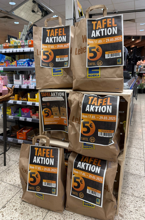 Die Tafeltüten mit haltbaren Lebensmitteln oder Drogerieprodukten können von den Kunden für 5 Euro gekauft und direkt gespendet werden