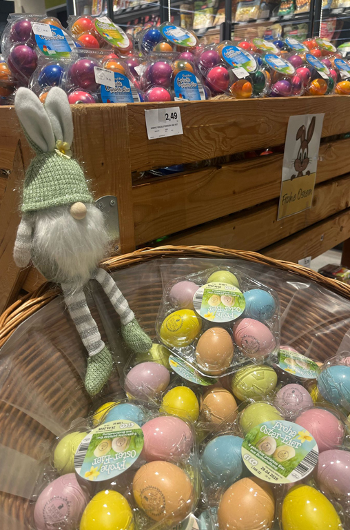 Bunte Eier in einem Holzkorb bei EDEKA Deckenbach