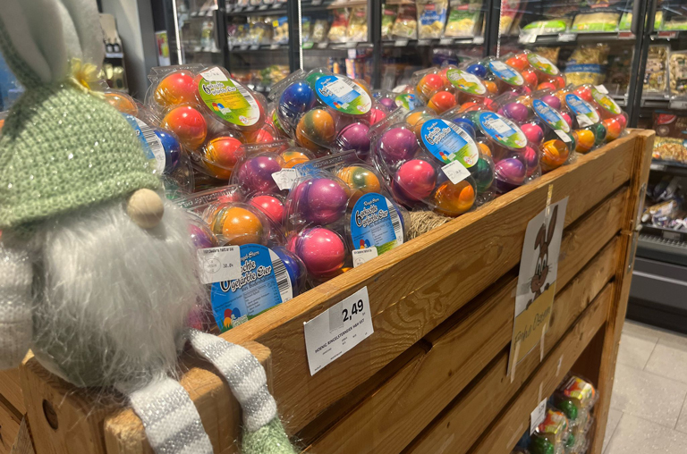 Aus dem Eiersortiment bei EDEKA Deckenbach: Bunte Eier vom Hühnerhof Wiesengrund