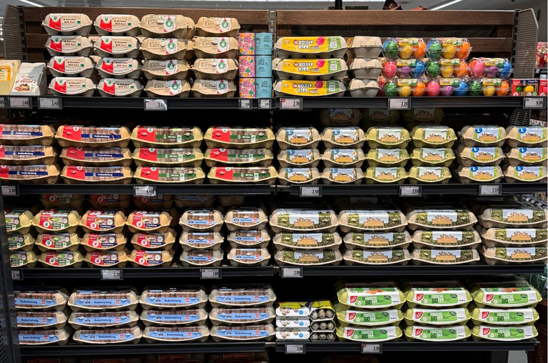Das österliche Eiersortiment im Regal im EDEKA Deckenbach Markt