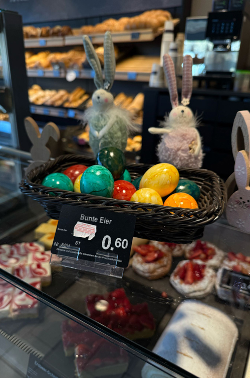 Bunte Eier zum Kauf an der Markt-Bäckerei-Theke