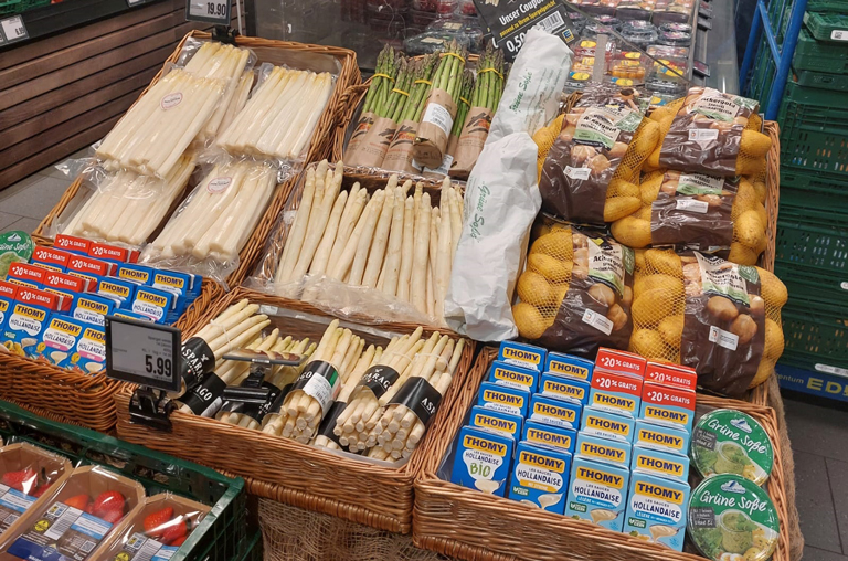 Spargelaufbau im Markt von EDEKA Deckenbach